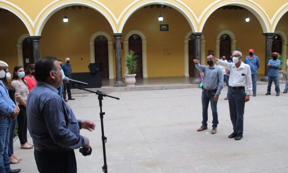 VÍCTOR BALDERRAMA LE TOMA PROTESTA A NUEVOS TITULARES DE SERVICIOS PÚBLICOS EN ÁLAMOS