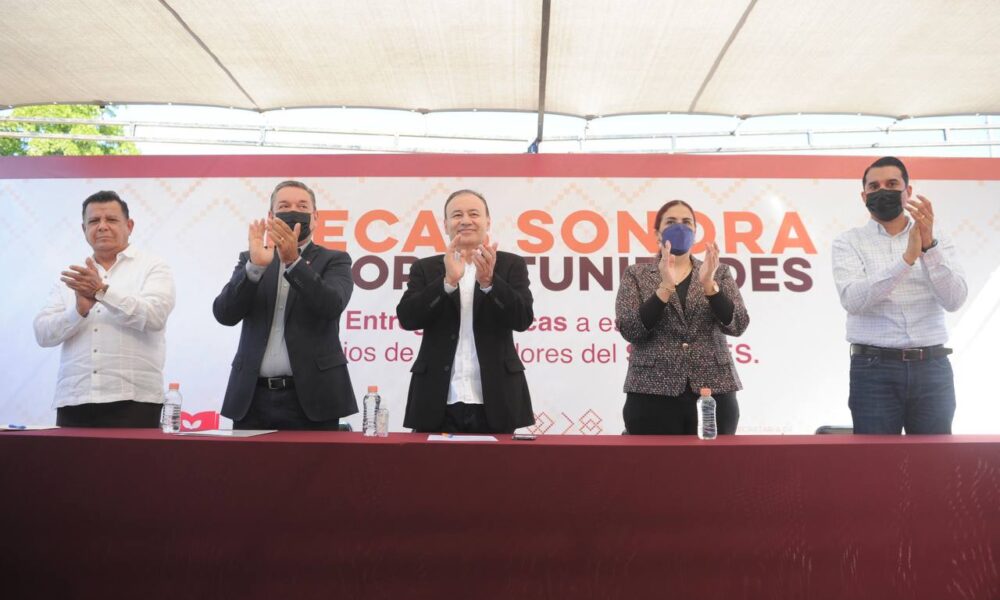 ENTREGA EL GOBERNADOR DE SONORA BECAS A HIJOS DE TRABAJADORES PUBLICOS