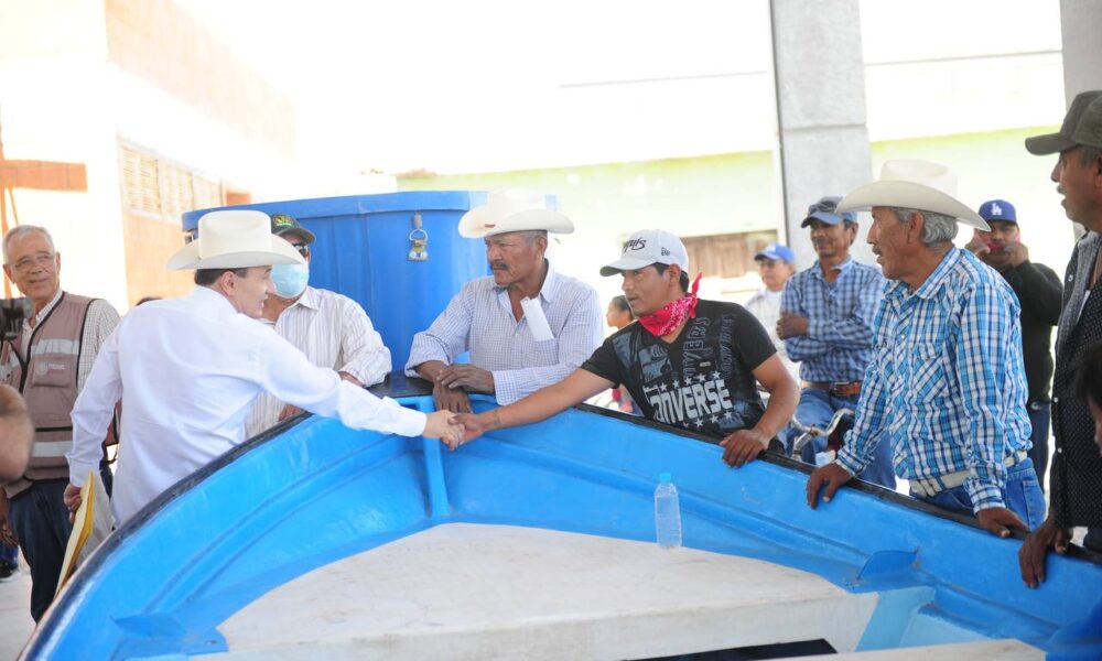 ENTREGA ALFONSO DURAZO 25 EMBARCACIONES A PESCADORES DE BAHÍA DE LOBOS