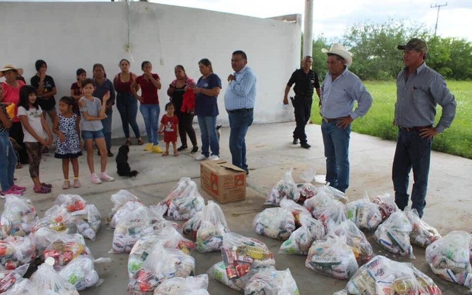 ACUDE ALCALDE VÍCTOR BALDERRAMA A COMUNIDADES DE LA ZONA PLHINO A LLEVAR AYUDA HUMANITARIA