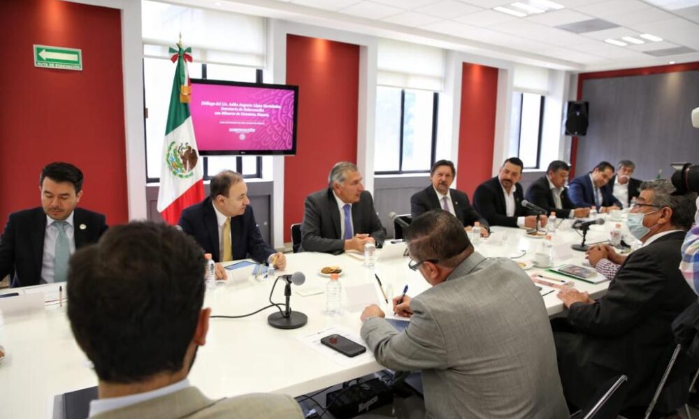 MINEROS DE CANANEA RECIBEN AL GOBERNADOR Y AL SECRETARIO DE GOBERNACIÓN