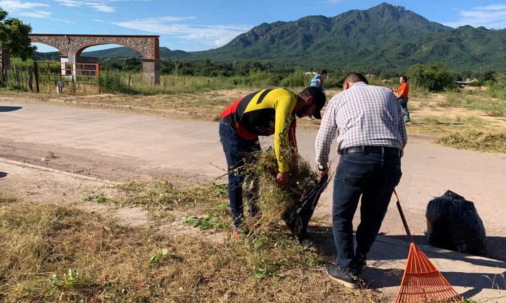 FUNCIONARIOS DEL AYUNTAMIENTO LIMPIAN CALLES Y PREDIOS CON MALEZA