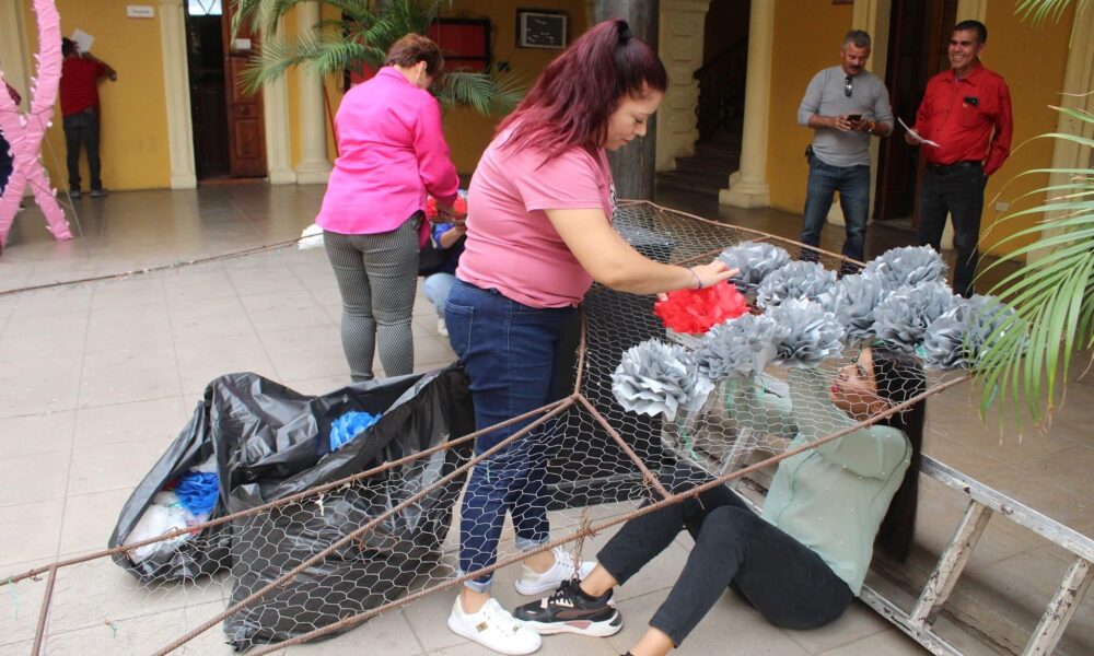 SE PREPARAN FUNCIONARIOS CON DECORACIÓN DE ARCOS