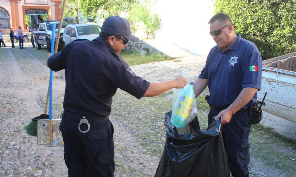 POLICÍAS REALIZAN LIMPIEZA DE CALLE GUADALUPE VICTORIA