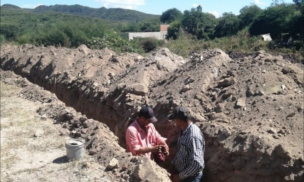 ARREGLAN FUGAS, BACHES E INSTALA TUBERÍAS PERSONAL DE OOMAPAS ÁLAMOS