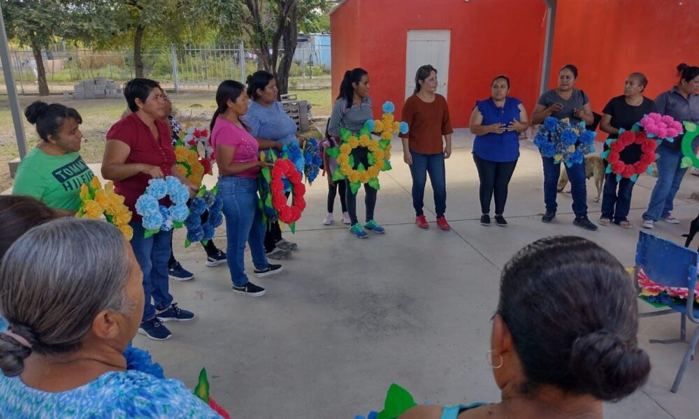 OFRECE DIF CURSOS A MUJERES PARA ELABORAR FLORES Y CORONAS POR EL DÍA DE MUERTOS