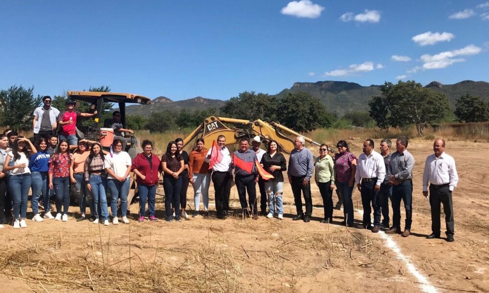 DAN BANDERAZO DE ARRANQUE PARA CONSTRUCCIÓN DE CANCHA MULTIFUNCIONAL EN ITESCA ÁLAMOS