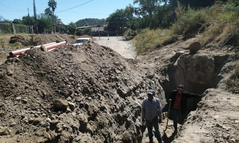 INSTALAN TUBERÍA DE AGUA Y DRENAJE EN ARROYO EL MALECÓN