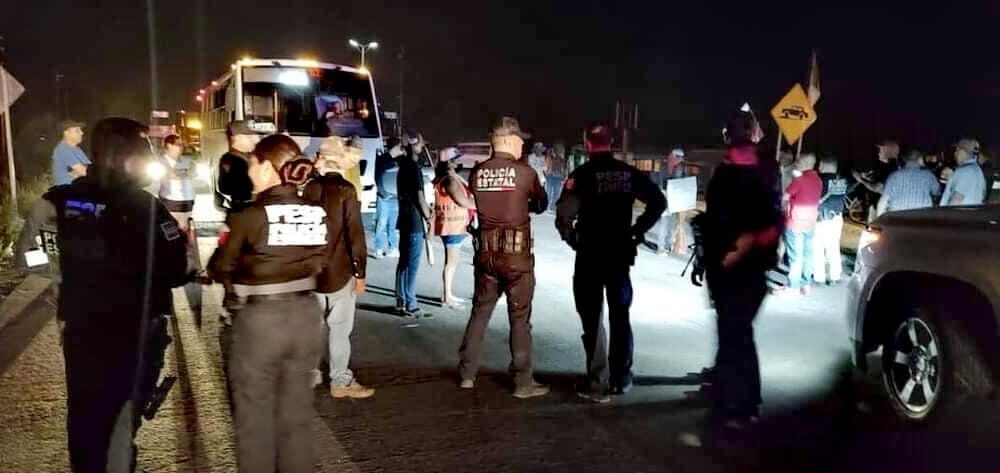 AGENTES ESTATALES LIBERAN TRÁNSITO EN LA CARRETERA MÉXICO 15 Y DETIENEN A 5 YAQUIS