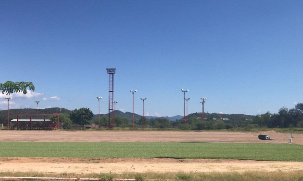 INSTALAN PASTO SINTÉTICO EN LA CANCHA DE LA UNIDAD DEPORTIVA BICENTENARIO