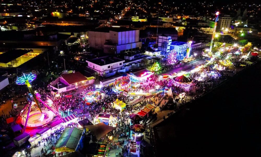 EL ZANCUDO | CARNAVAL GUAYMAS: LOS PORTEÑOS FELICES. CAGADOS, PERO FELICES