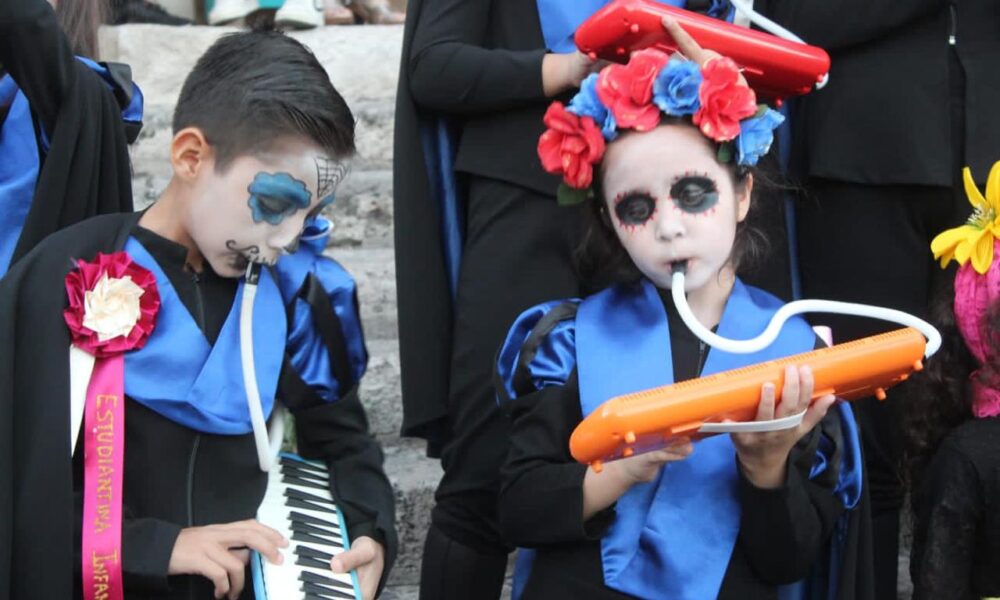 VISITANTES DISFRUTAN A ESTUDIANTINA INFANTIL ARTURO MÁRQUEZ EN FESTIVAL DE LA CALACA