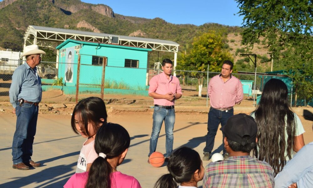 RECIBEN MATERIAL DEPORTIVO NIÑOS DE LA COMUNIDAD DE GUAJARAY