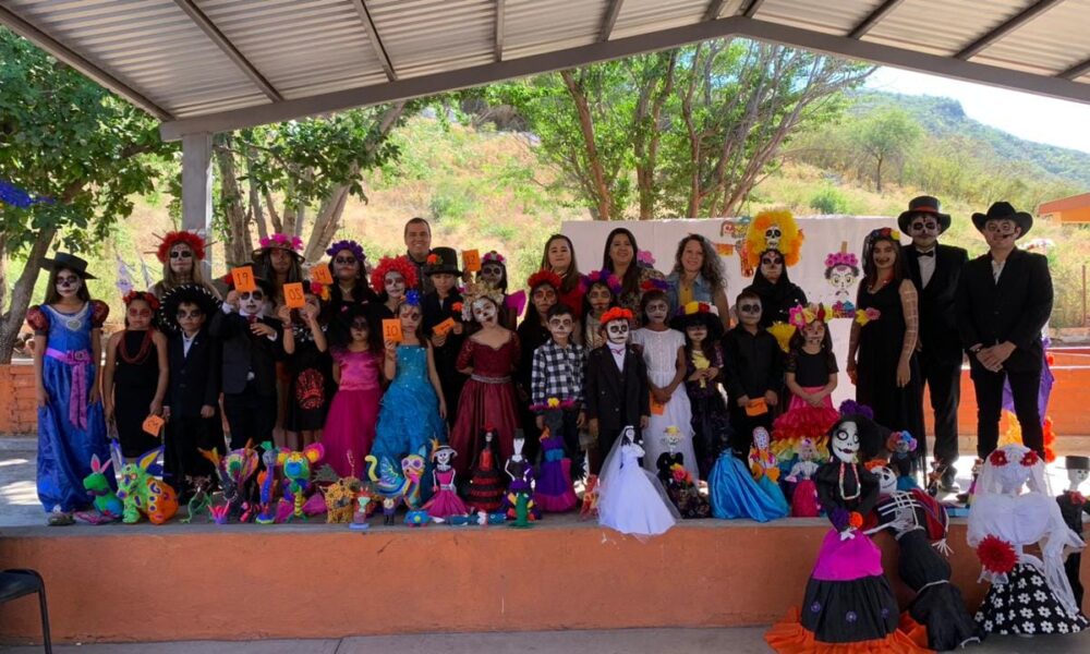 CATRINES Y CATRINAS DE LA PRIMARIA FRANCISCO I. MADERO FESTEJAN EL DÍA DE MUERTOS