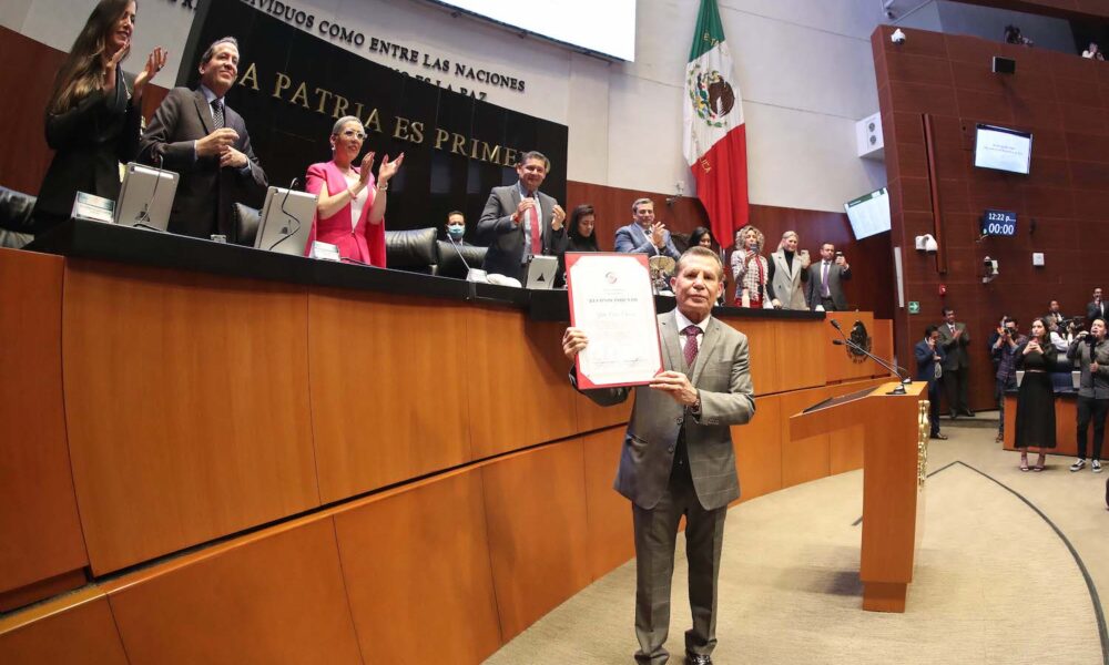 SENADO RINDE HOMENAJE A JULIO CÉSAR CHÁVEZ POR SU TRAYECTORIA