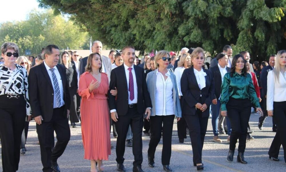 PRESIDENTE MUNICIPAL JESÚS FLORES ENCABEZA DESFILE DEL ANIVERSARIO DE LA REVOLUCIÓN MEXICANA