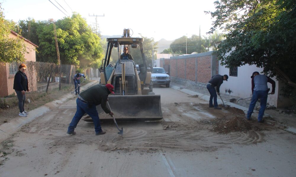 FUNCIONARIOS Y ESTUDIANTES REALIZAN LIMPIEZA DE CALLES EN LA COLONIA NUEVA CREACIÓN