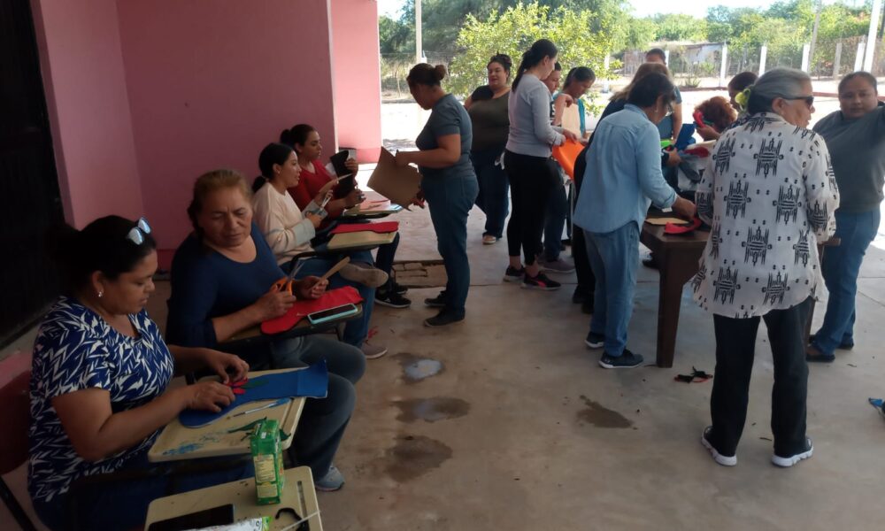 IMPARTE DIF TALLER DE MANUALIDADES NAVIDEÑAS EN BASIROA Y LOS MUERTOS