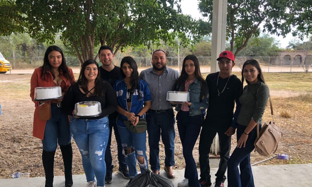 ENTREGAN DULCES Y PASTEL A ESTUDIANTES DEL CECYTES BASIROA