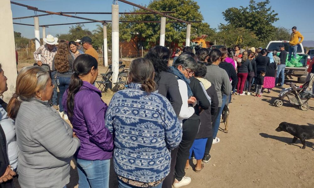 VÍCTOR BALDERRAMA ENTREGA DESPENSAS A VECINOS DE PROVIDENCIA