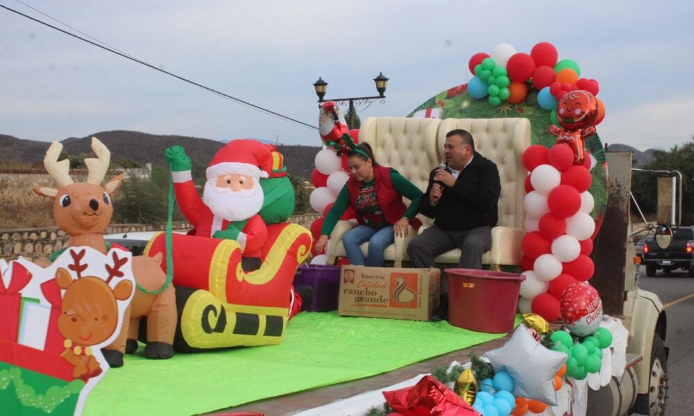 DISFRUTAN ALAMENSES EL TRADICIONAL DESFILE NAVIDEÑO