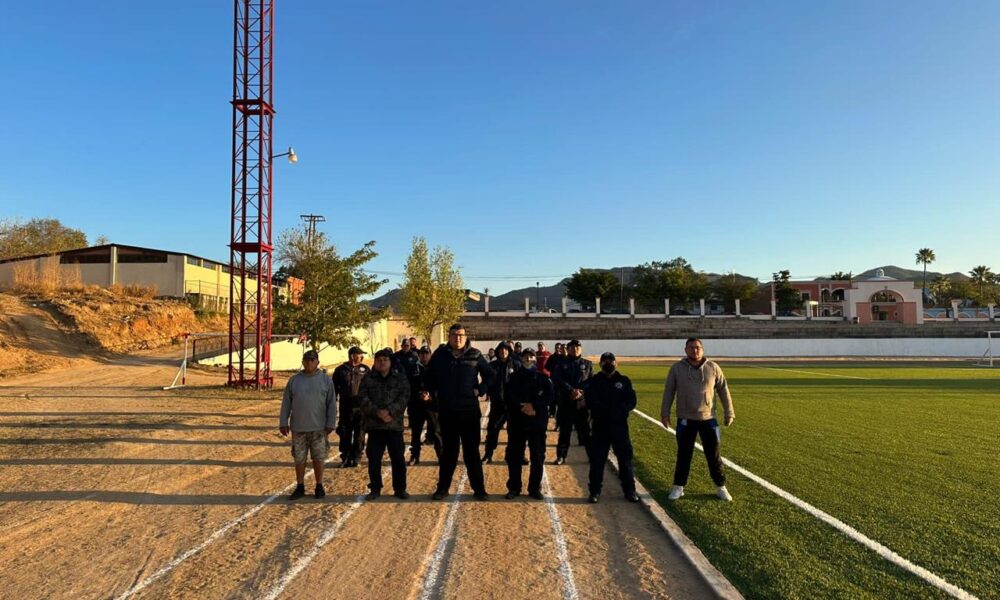 POLICÍAS DE ÁLAMOS REALIZAN RUTINA DE EJERCICIOS EN EL ANDADOR DEPORTIVO