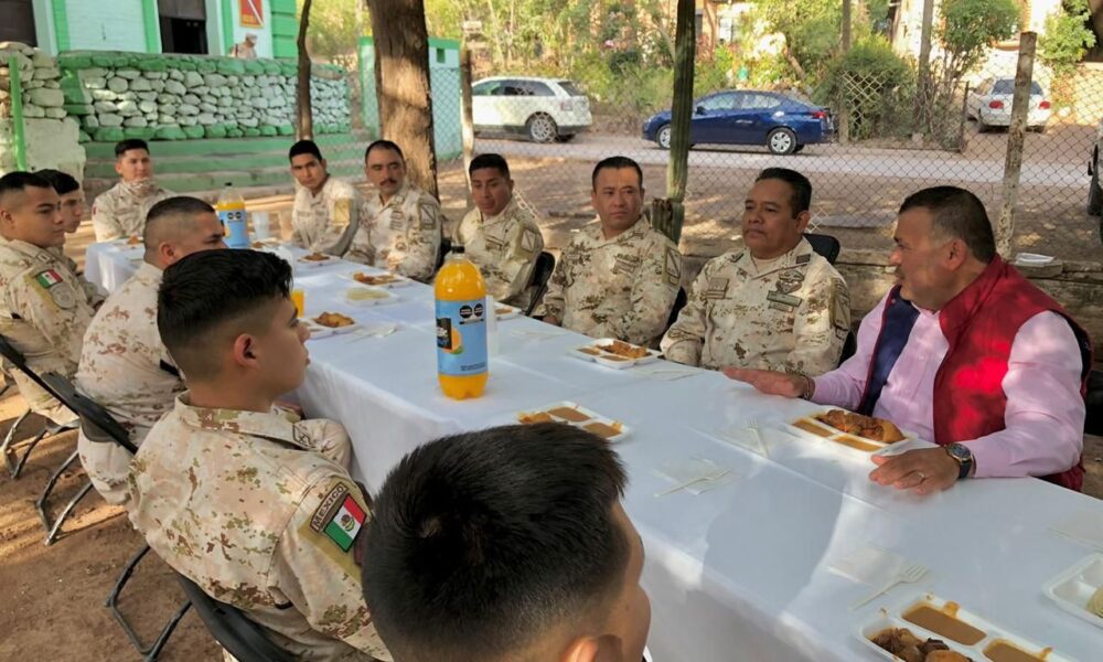 COMPARTE ALCALDE DESAYUNO CON ELEMENTOS DEL 60 BATALLÓN DE INFANTERÍA DE ÁLAMOS