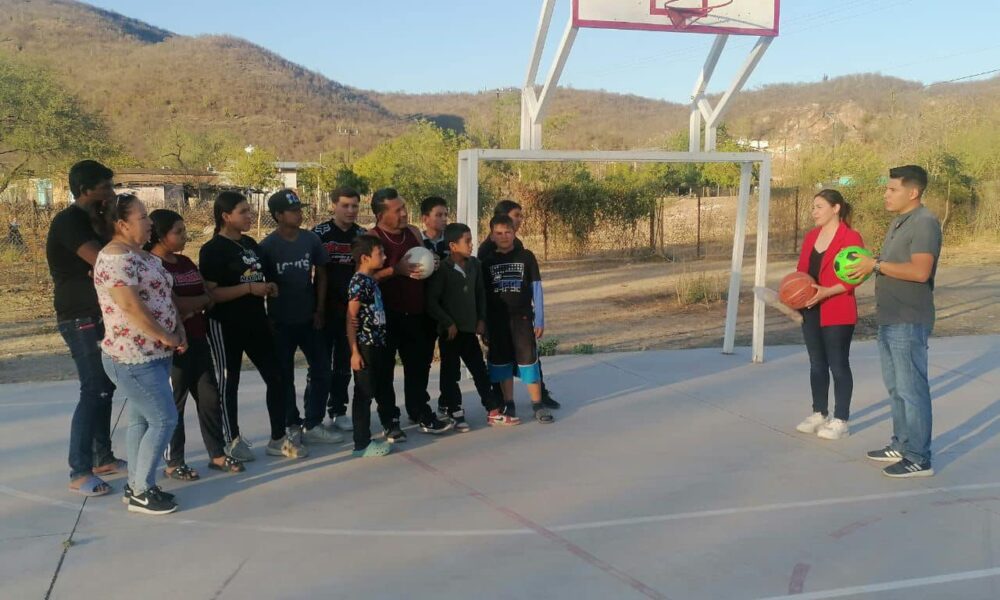 RECIBEN JÓVENES DE LA COMUNIDAD DE LA HIGUERA MATERIAL DEPORTIVO