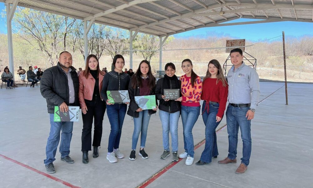 ESTUDIANTES DE CECYTES BASIROA RECIBEN TABLETS