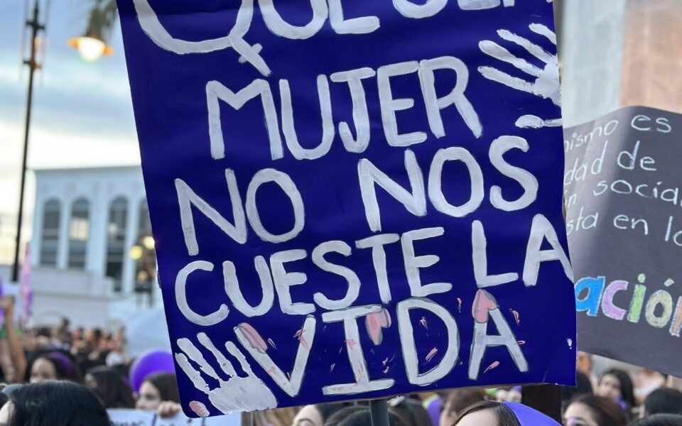 QUE LA ÚNICA LLAMA QUE LAS MUJERES ENCIENDAN SEA POR EL ADIÓS A LA BARBARIE