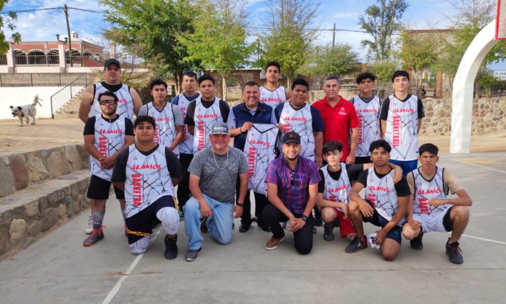 VÍCTOR BALDERRAMA ENTREGA MATERIAL DEPORTIVO A EQUIPO DEL INTERPREPAS