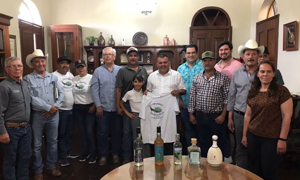 SE REUNEN PRODUCTORES DEL MEZCAL CON ALCALDE VÍCTOR BALDERRAMA