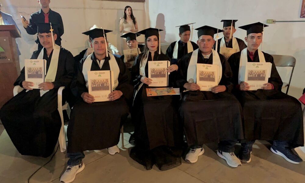 REALIZAN GRADUACIONES EN CECYTE MAQUIPO Y SAN BERNARDO