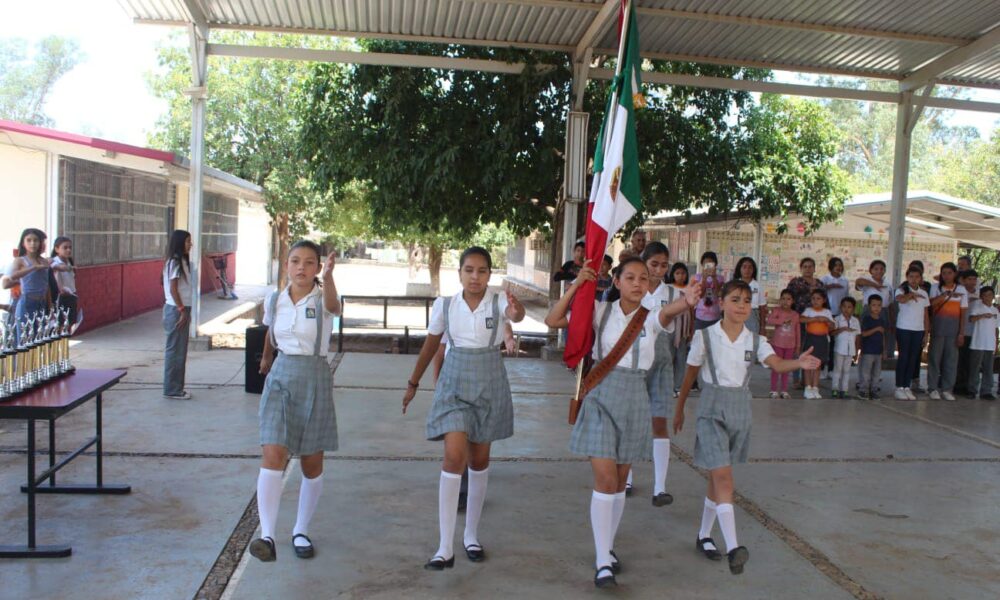 PARTICIPAN AUTORIDADES MUNICIPALES EN EVENTO CÍVICO REALIZADO EN PRIMARIA LÁZARO CÁRDENAS