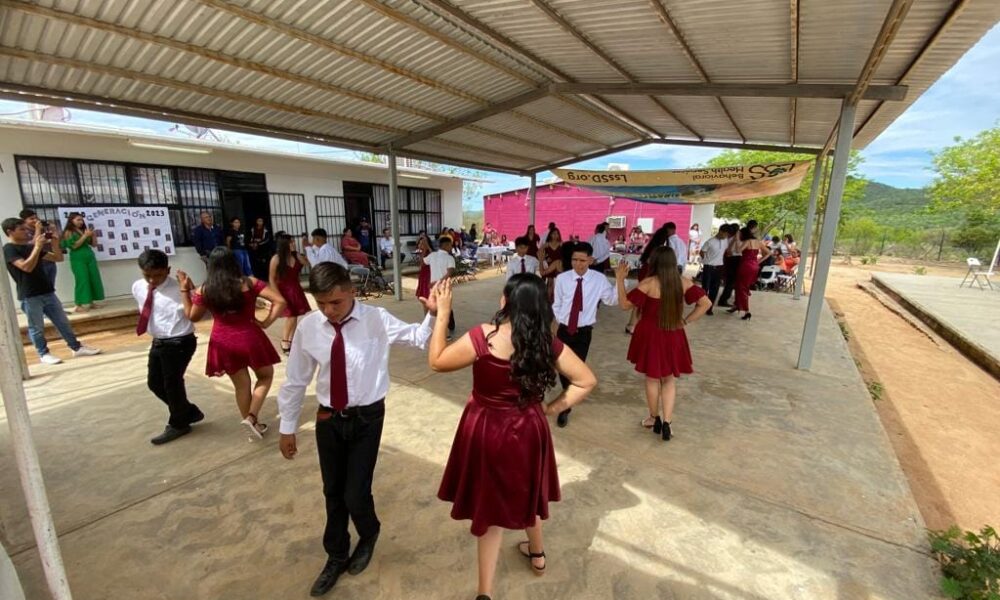 CULMINAN SUS ESTUDIOS ALUMNOS DE LA ESCUELA TELESECUNDARIA No. 5 DE LA COMUNIDAD DE LOS TANQUES