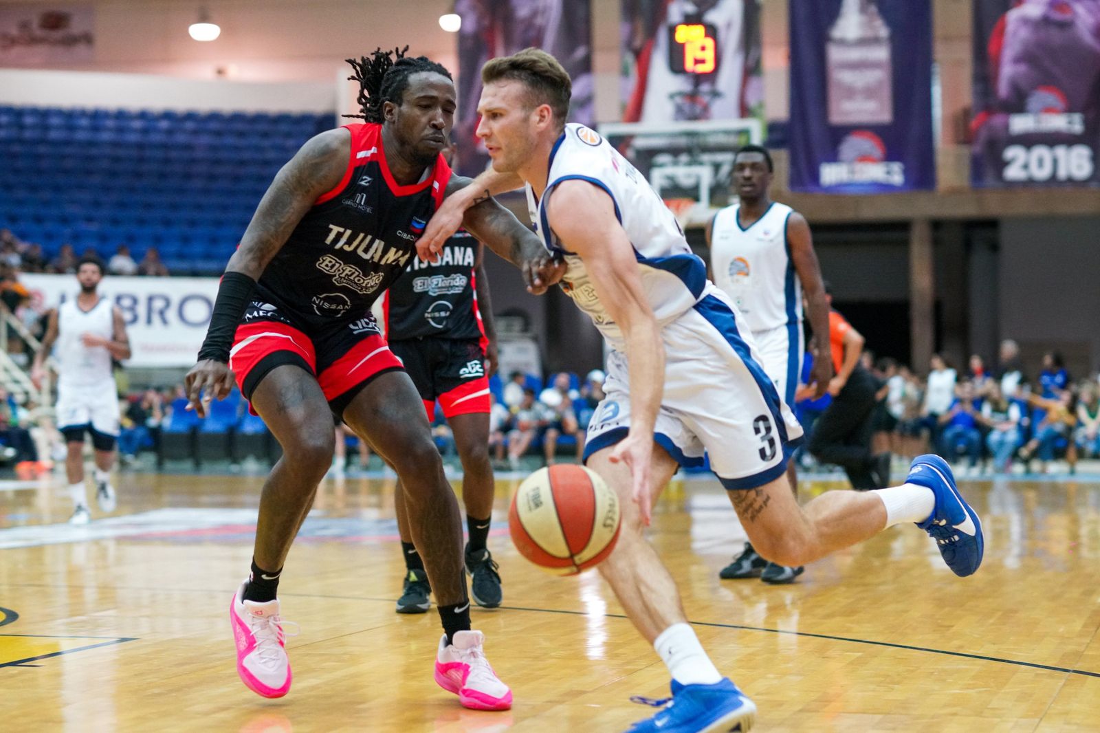 HALCONES PEGA PRIMERO A ZONKEYS EN LA ARENA ITSON